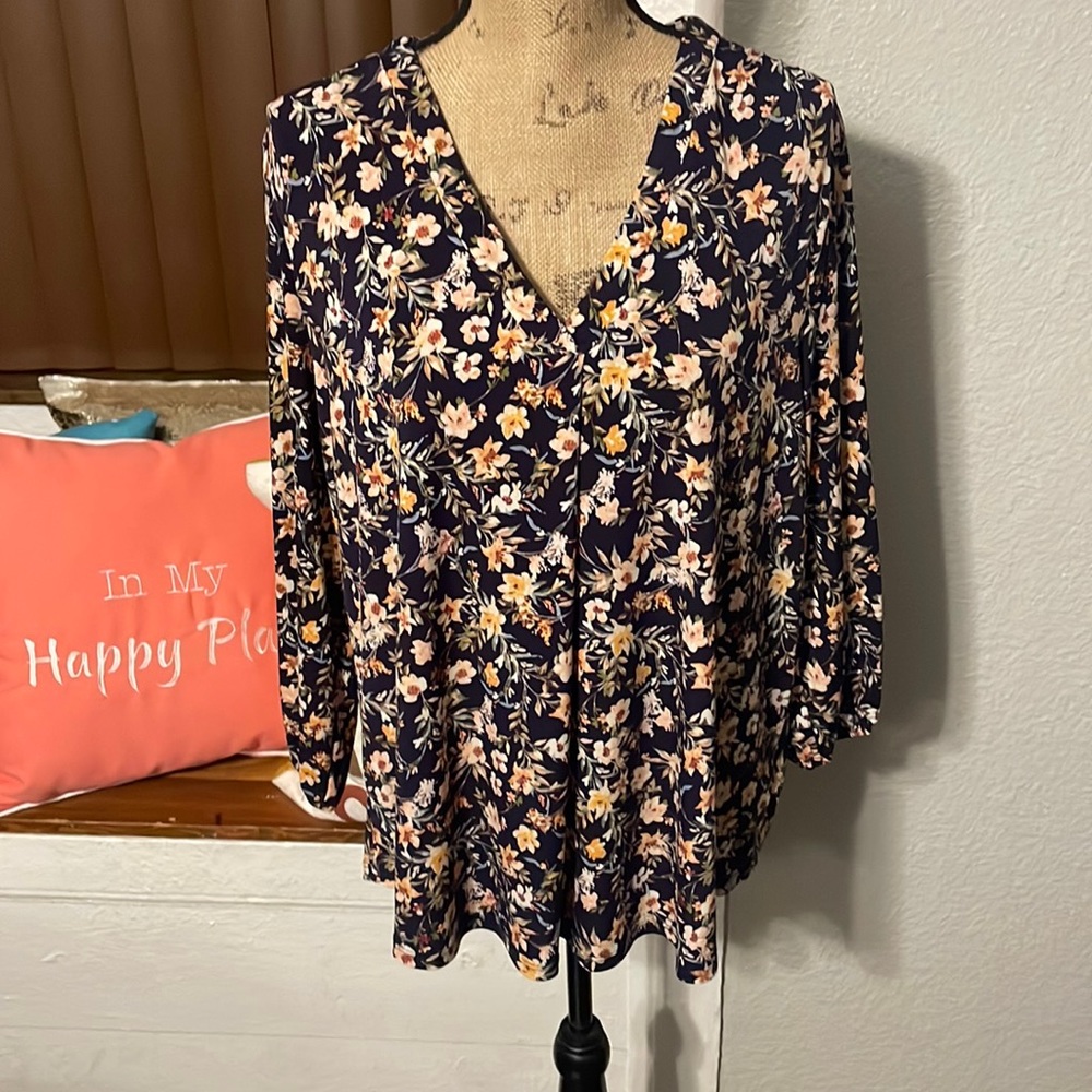 Vince Camuto V-neck 3/4 sleeve blouse with cuffed sleeves, SIZE 2X